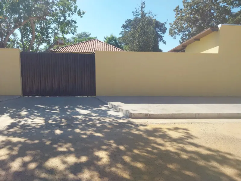 Fachada e portão da casa à venda em Itacaiú