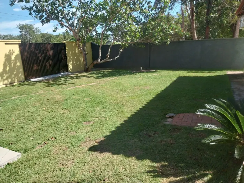 Quintal amplo e gramado do rancho à venda em Itacaiú