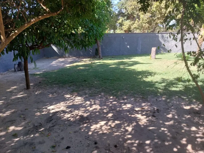 Área externa arborizada e sombreada da casa em Itacaiú