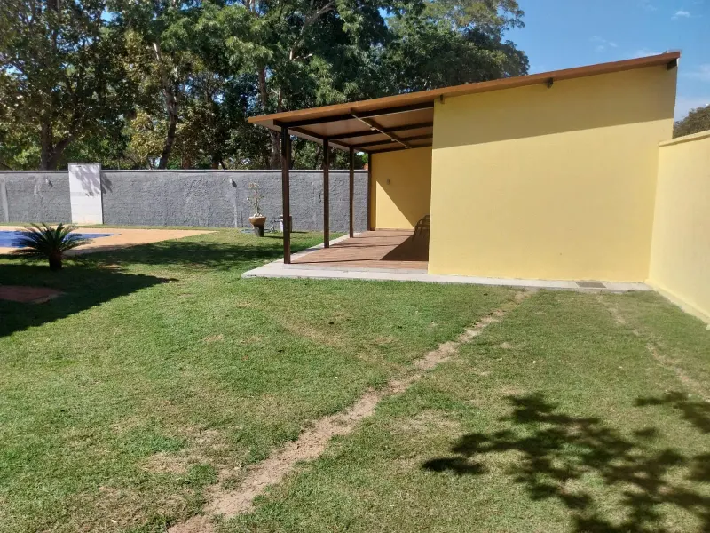 Edícula com varanda coberta e área verde em Itacaiú