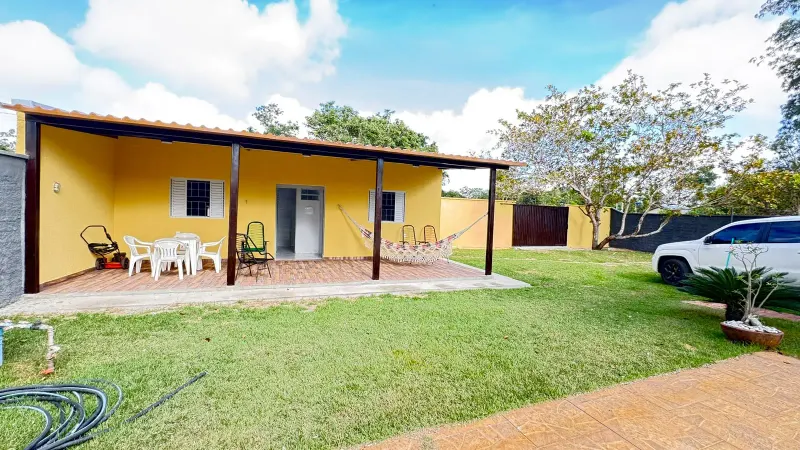 Edícula e área externa da casa de temporada em Itacaiú