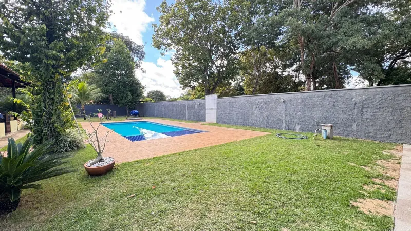 Piscina e amplo jardim