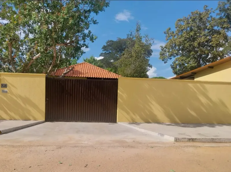 Portão de entrada da casa para alugar em Itacaiú