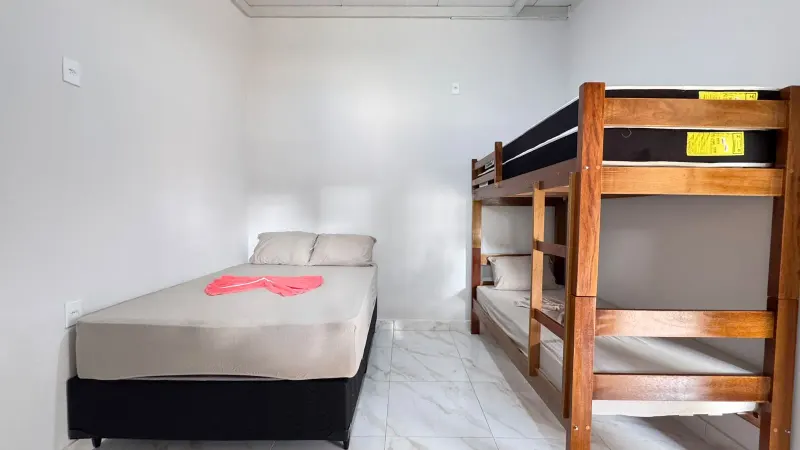 Quarto com cama de casal e beliche