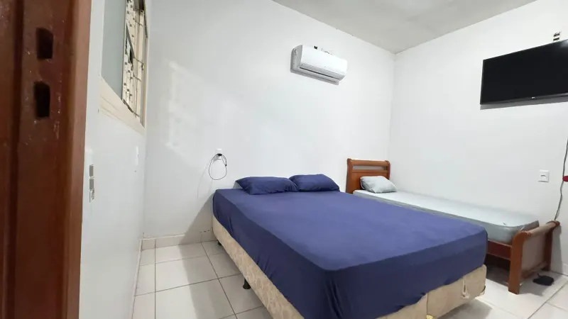 Suíte com ar-condicionado e TV