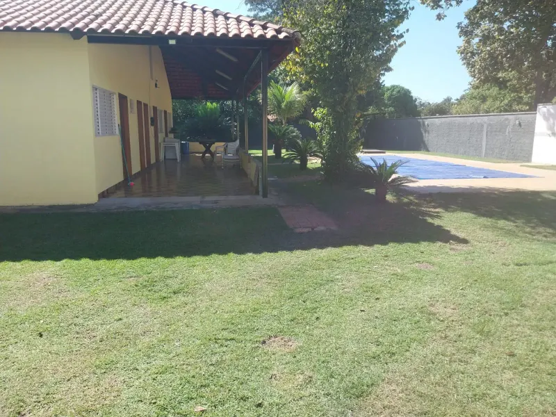 Casa com varanda coberta e amplo jardim em Itacaiú