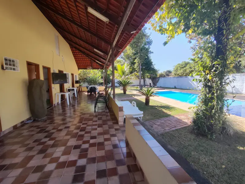 Varanda coberta com TV e vista para a piscina