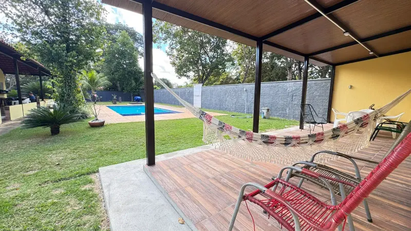 Área de lazer: varanda com vista para a piscina e o jardim
