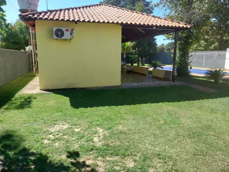 Casa com varanda coberta, ar-condicionado e piscina ao fundo em Itacaiú