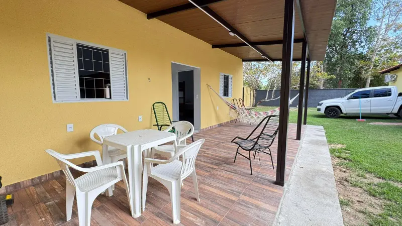 Varanda com rede e mesa