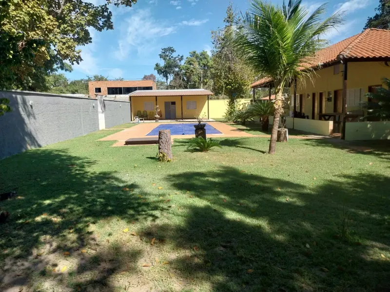 Vista geral da casa de temporada em Itacaiú com piscina e amplo quintal