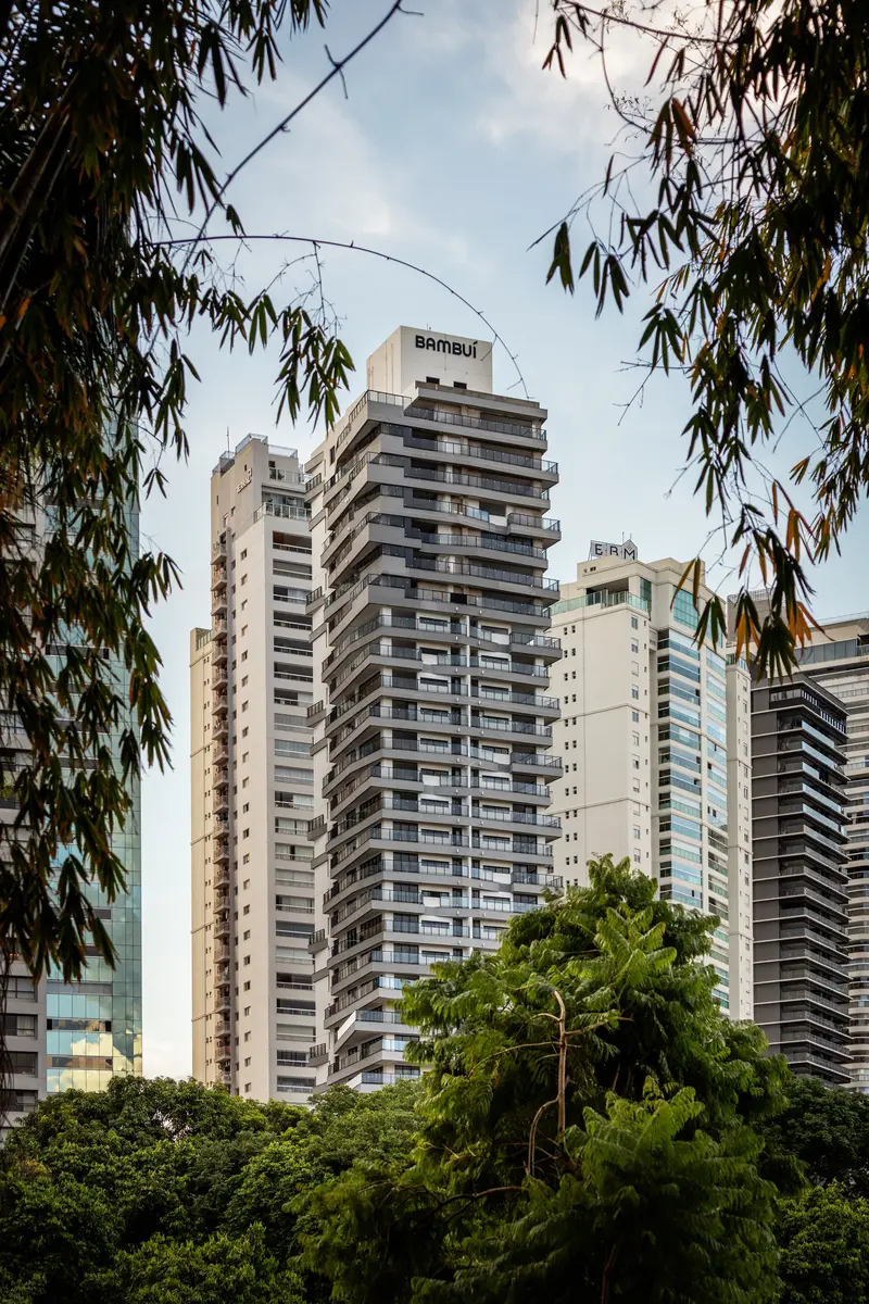 Fachada do Ares Marista vista entre as árvores, no Setor Marista em Goiânia