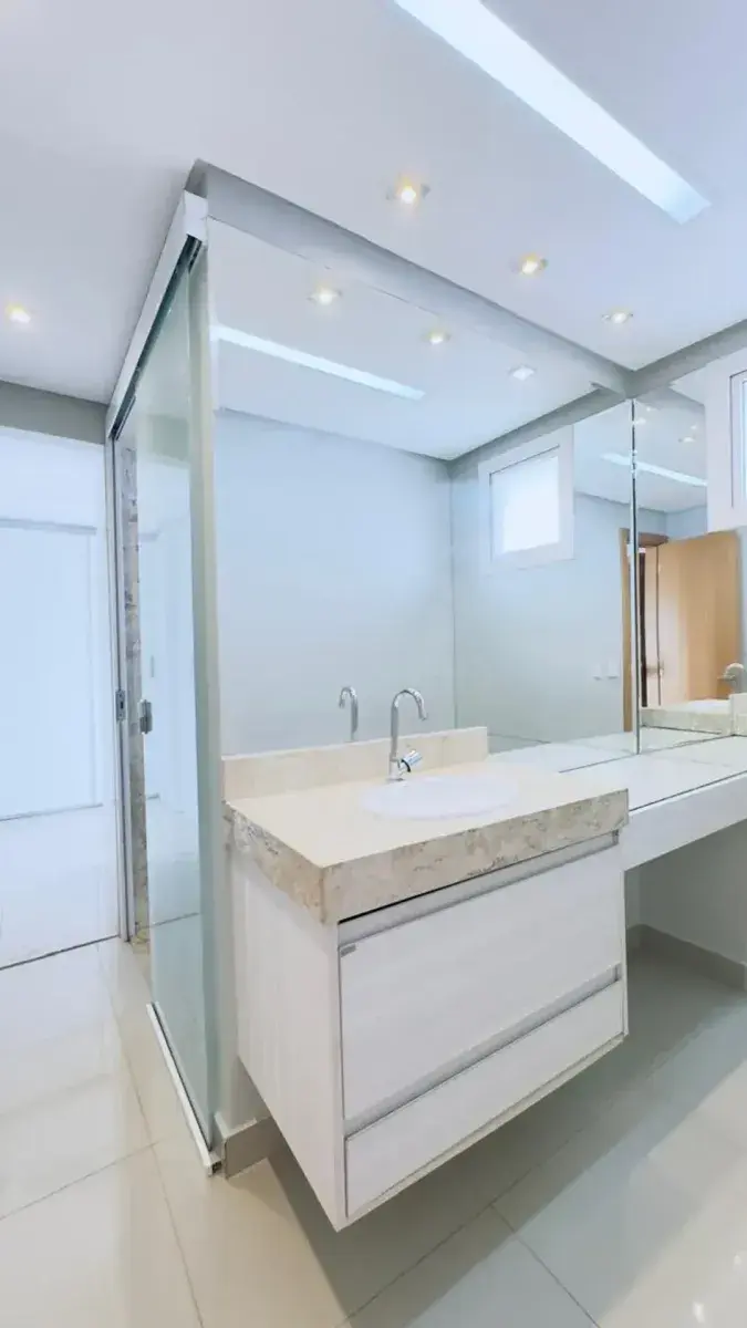 Suíte com closet do apartamento no Residencial Ecoliving, Setor Bueno em Goiânia