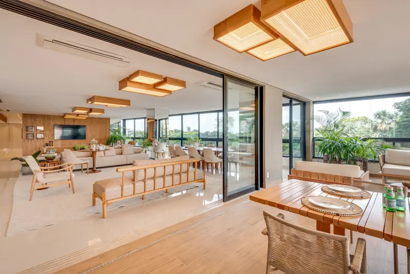 Living amplo integrado à varanda gourmet do Opus Vítreo, Setor Marista em Goiânia
