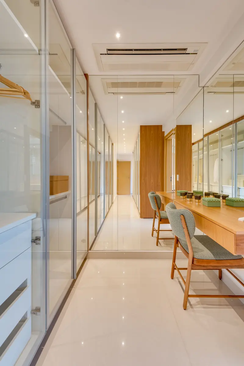 Closet com penteadeira e armários espelhados do Opus Vítreo, Setor Marista em Goiânia