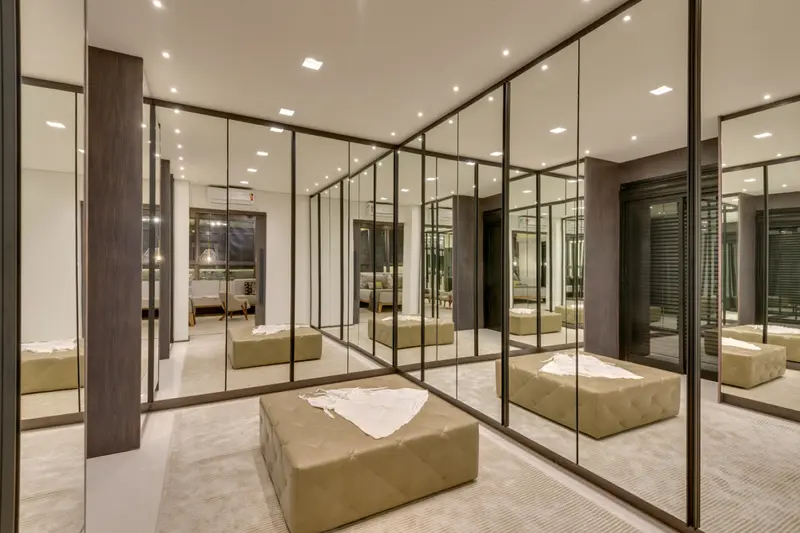 Closet com portas espelhadas do Opus Acqua, Setor Marista em Goiânia