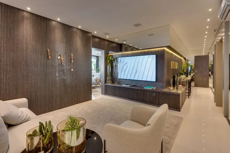 Living com painel de TV do apartamento decorado do Opus Acqua, Setor Marista em Goiânia