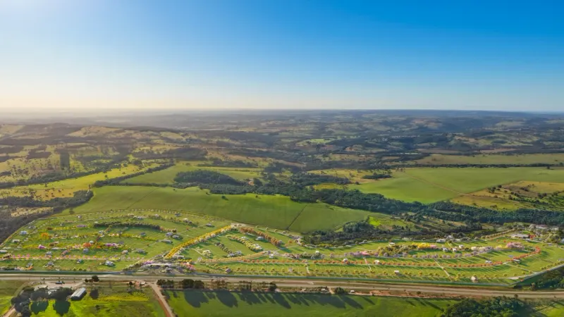 Vista geral do loteamento Fazenda Lumiar Estates com os lotes e a área verde