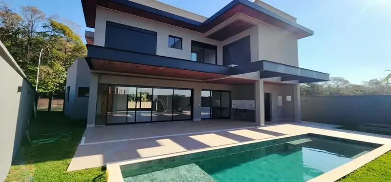 Fachada dos fundos com piscina e varanda gourmet do sobrado no Jardins França, Goiânia