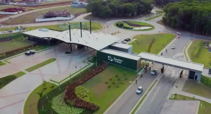 Portaria do condomínio fechado Jardins França, em Goiânia