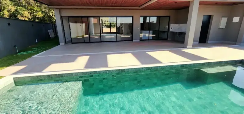 Piscina e varanda gourmet coberta do sobrado no Jardins França, Goiânia