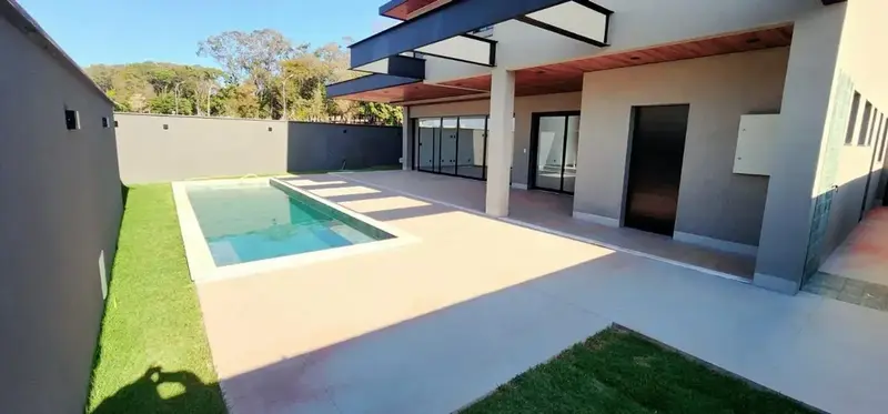 Quintal gramado com piscina e vista para a mata no Jardins França, Goiânia