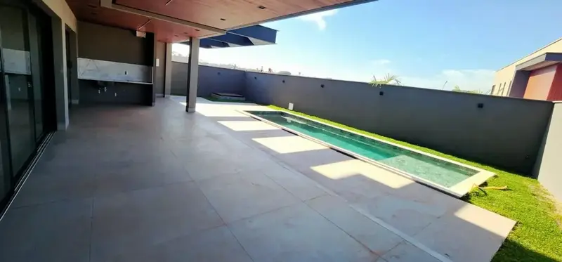 Deck da piscina e área gourmet do sobrado no Jardins França, Goiânia