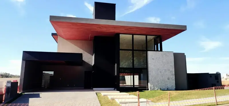 Fachada frontal do sobrado no Jardins França, Goiânia