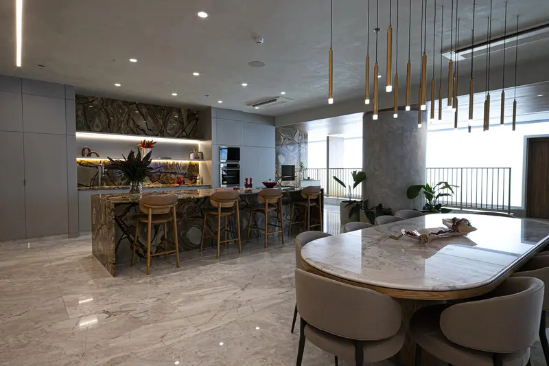Cozinha e sala de jantar do apartamento decorado de 420 m² no Legítimo Flamboyant Residencial