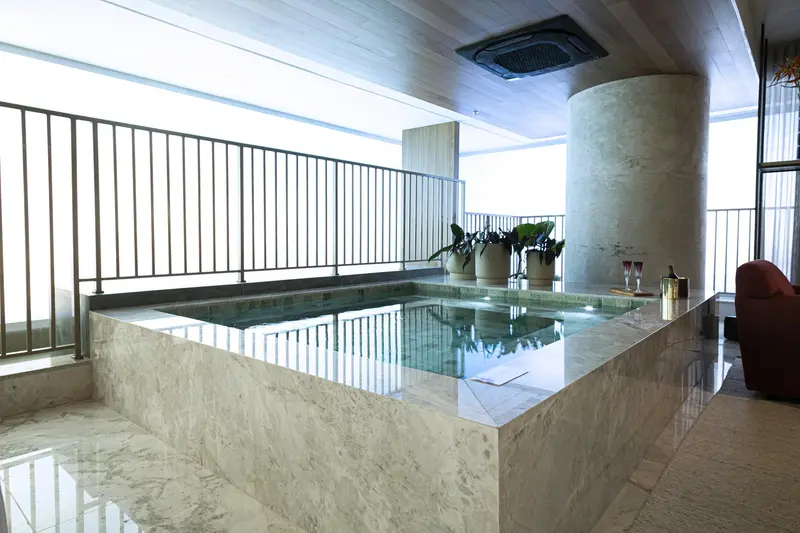 Piscina privativa na varanda do apartamento de 420 m² no Legítimo Flamboyant Residencial, Jardim Goiás