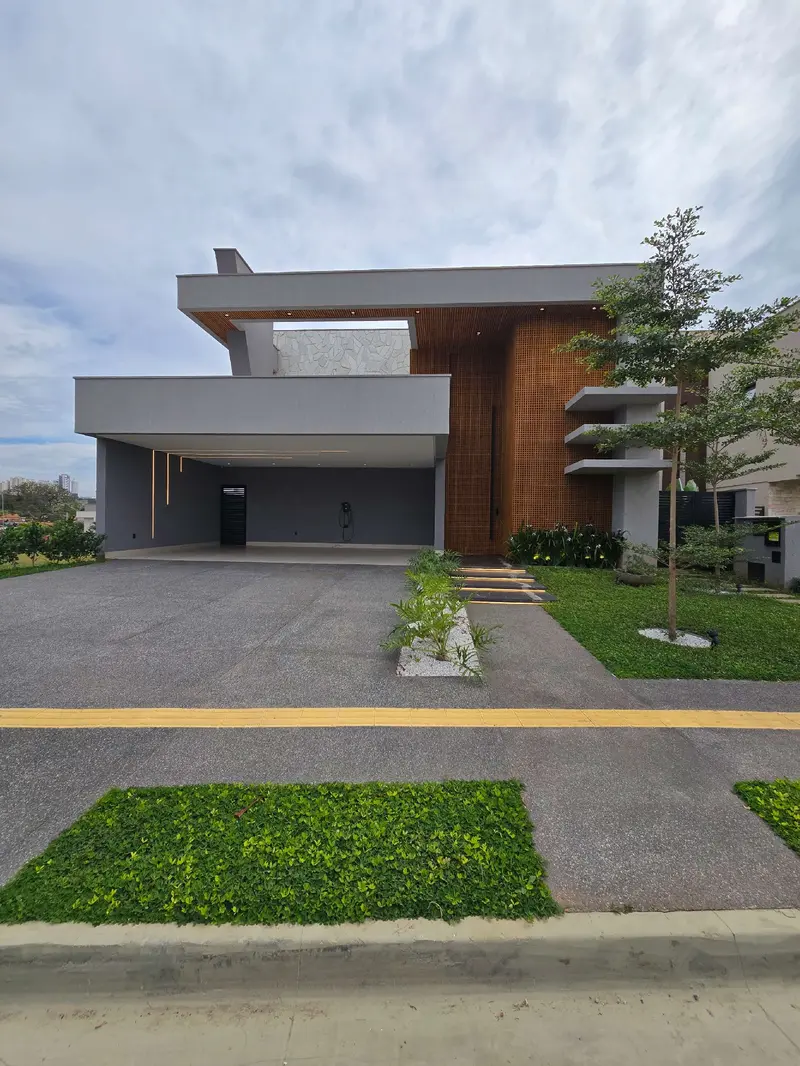 Fachada do sobrado de 440 m² à venda no Jardins Itália, Goiânia