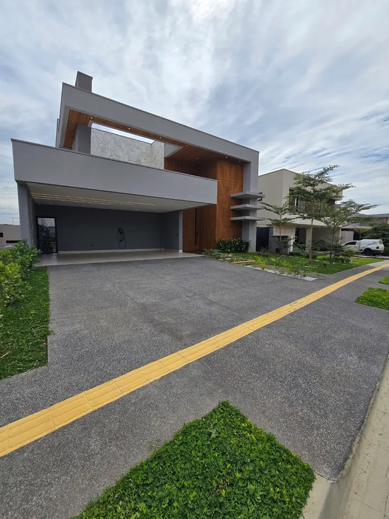 Fachada do sobrado de 440 m² à venda no Jardins Itália, Goiânia