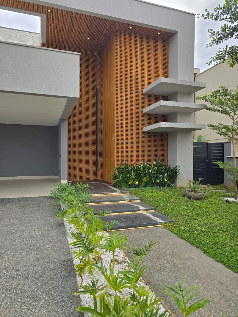 Fachada do sobrado de 440 m² à venda no Jardins Itália, Goiânia
