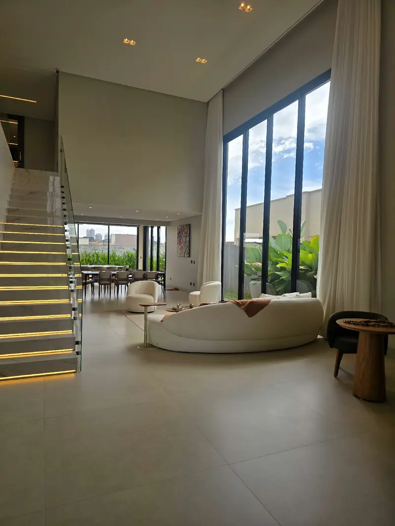 Sala com pé direito duplo do sobrado mobiliado no Jardins Itália, Goiânia