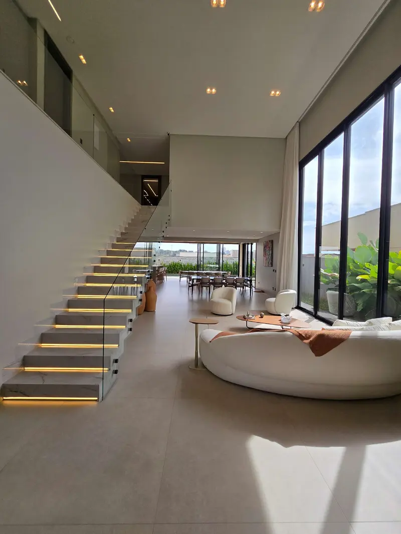 Sala com pé direito duplo do sobrado mobiliado no Jardins Itália, Goiânia