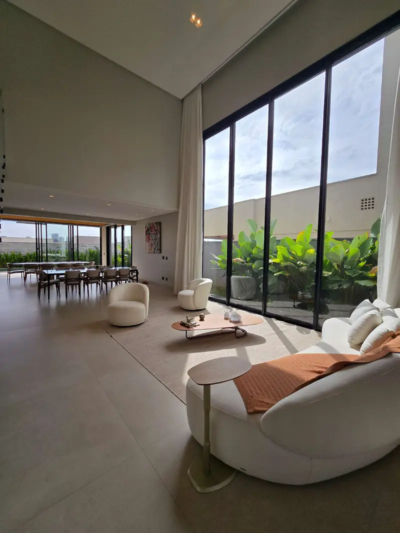 Sala com pé direito duplo do sobrado mobiliado no Jardins Itália, Goiânia