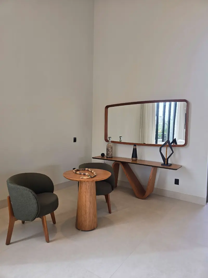 Sala com pé direito duplo do sobrado mobiliado no Jardins Itália, Goiânia