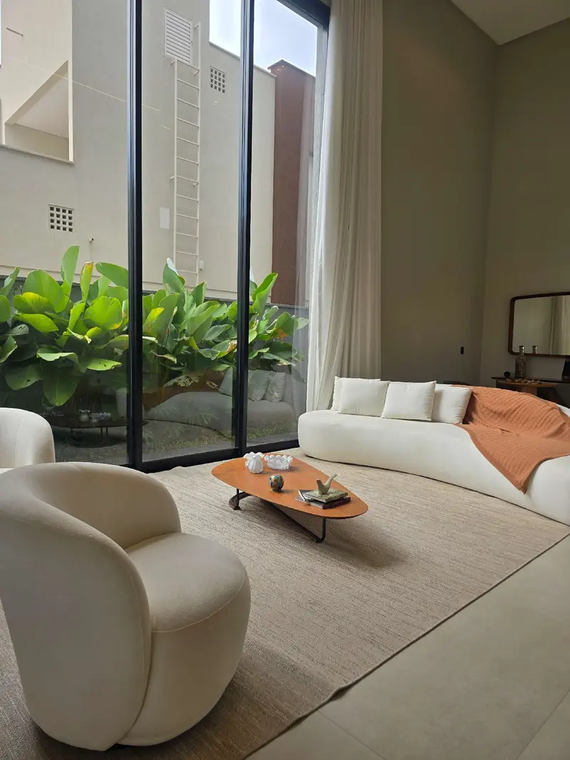 Sala com pé direito duplo do sobrado mobiliado no Jardins Itália, Goiânia