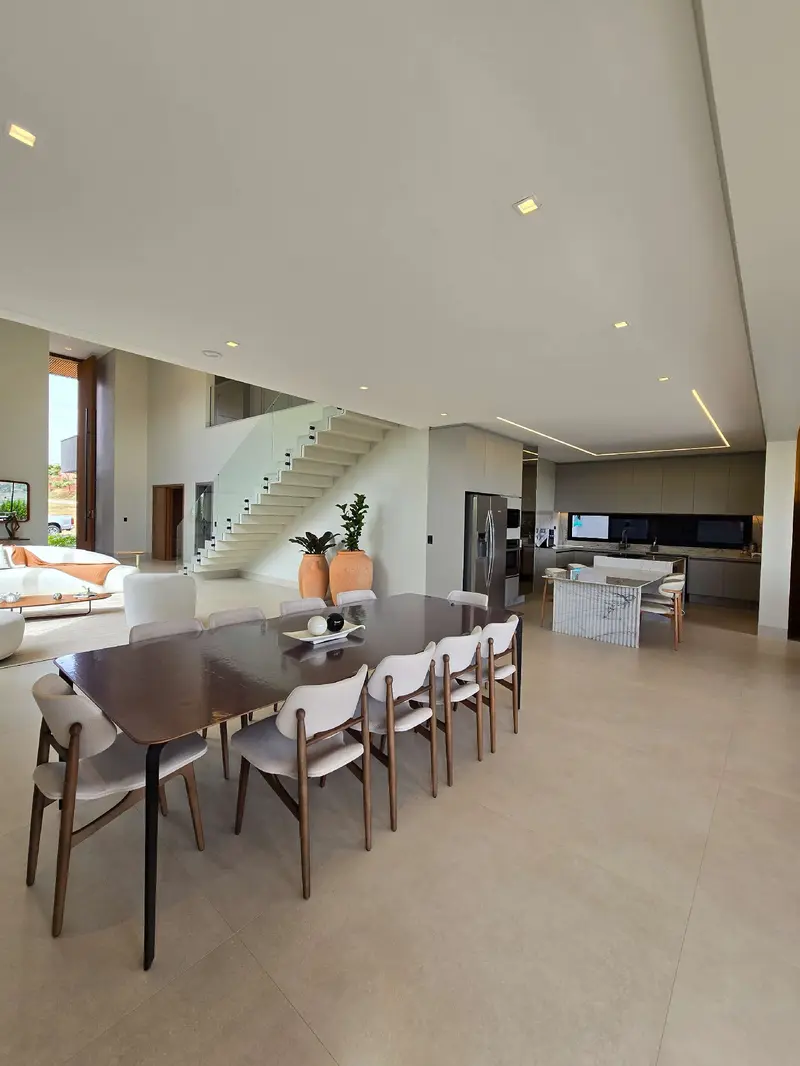 Sala de jantar integrada à cozinha do sobrado no Jardins Itália, Goiânia