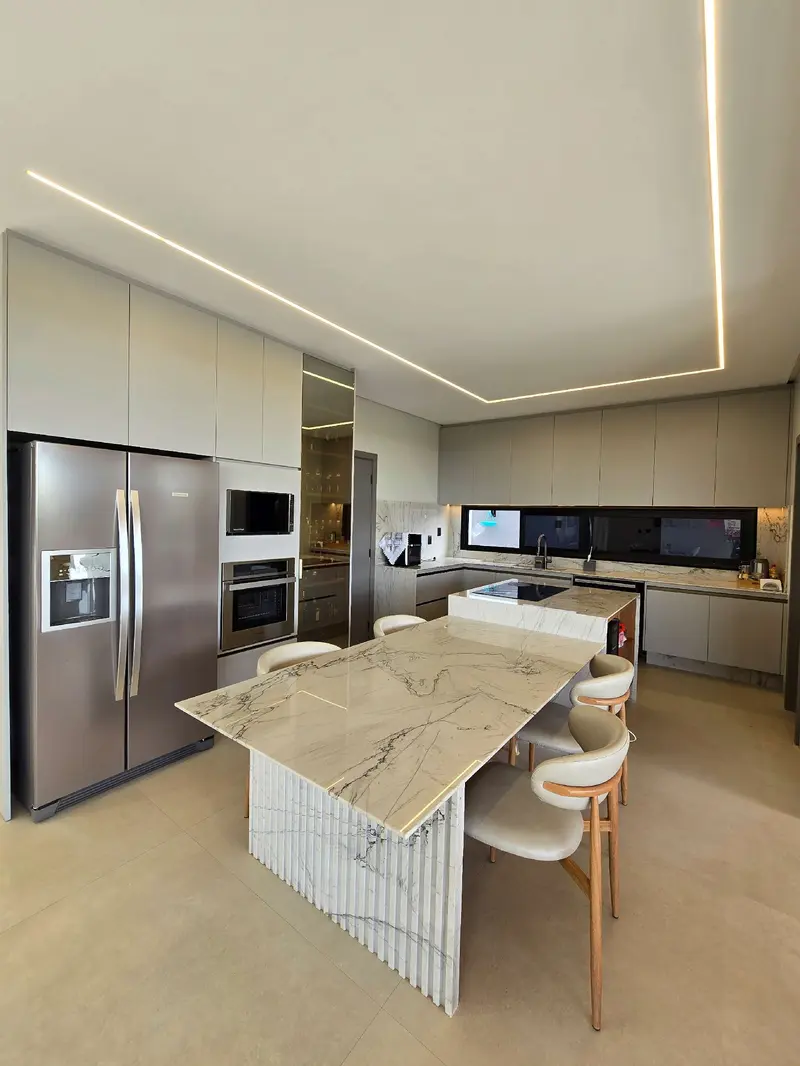 Sala de jantar integrada à cozinha do sobrado no Jardins Itália, Goiânia
