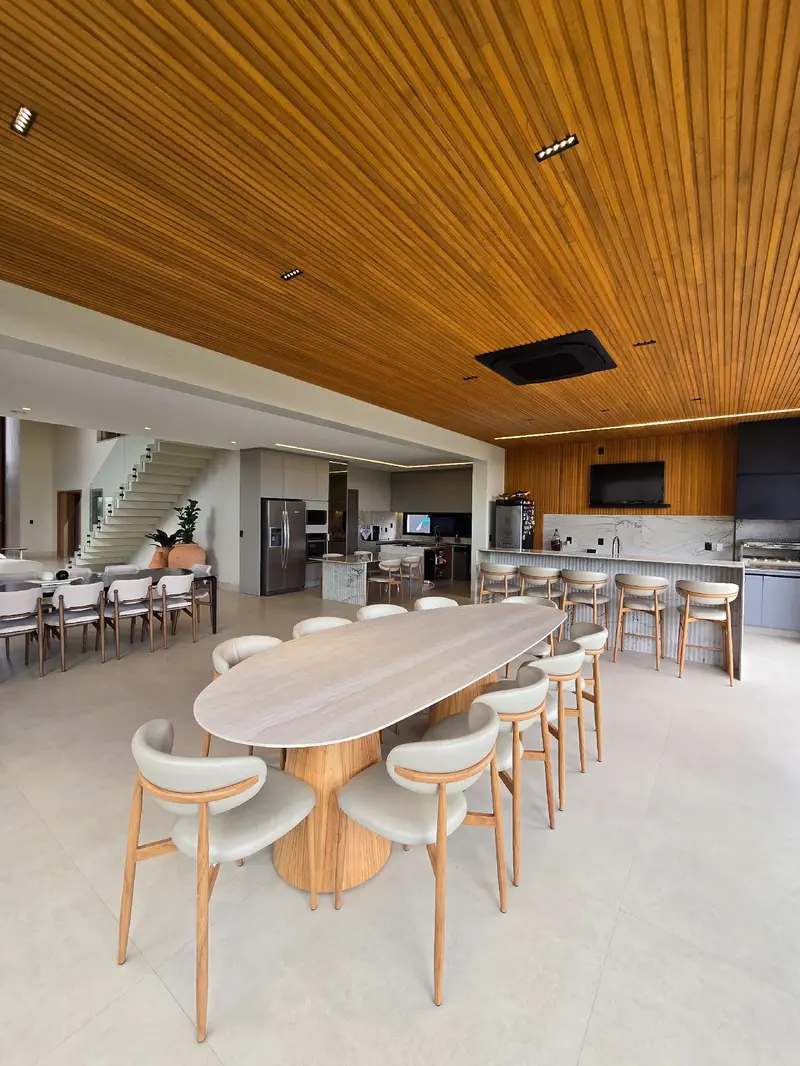 Cozinha com ilha do sobrado mobiliado no Jardins Itália, Goiânia