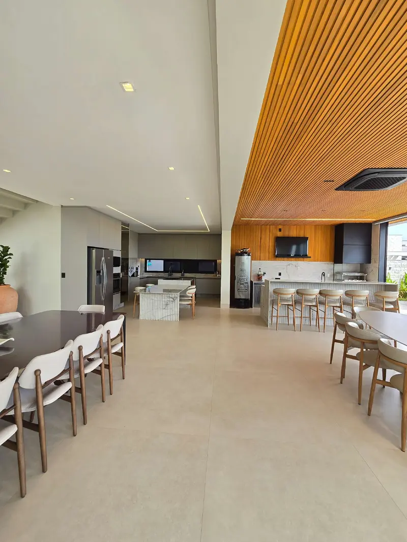 Espaço gourmet com ilha e parrilha argentina do sobrado no Jardins Itália, Goiânia
