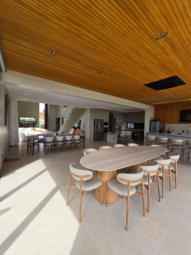 Espaço gourmet com ilha e parrilha argentina do sobrado no Jardins Itália, Goiânia