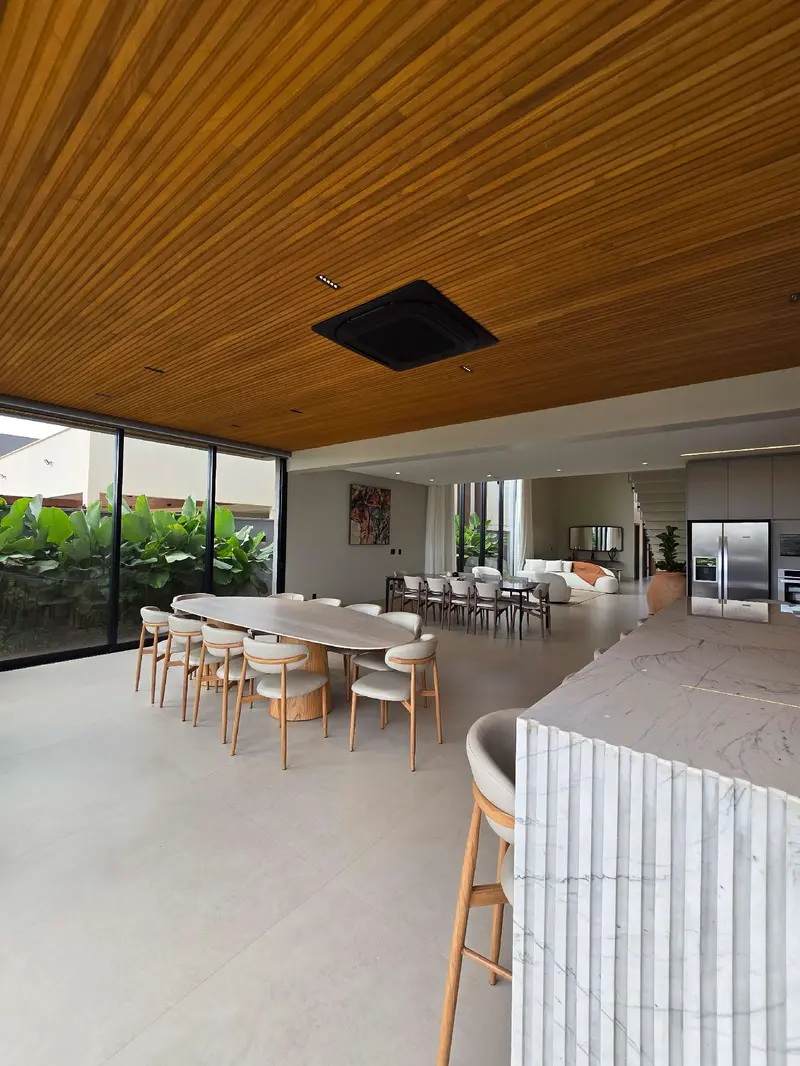 Espaço gourmet com ilha e parrilha argentina do sobrado no Jardins Itália, Goiânia