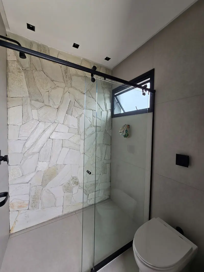 Banheiro de apoio da piscina do sobrado no Jardins Itália, Goiânia