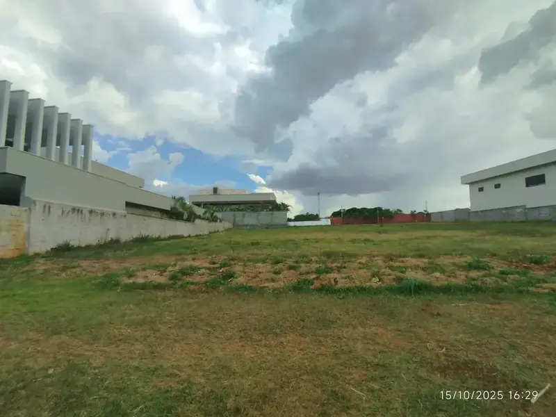 Terreno plano de 591 m² no Jardins Itália, condomínio fechado em Goiânia