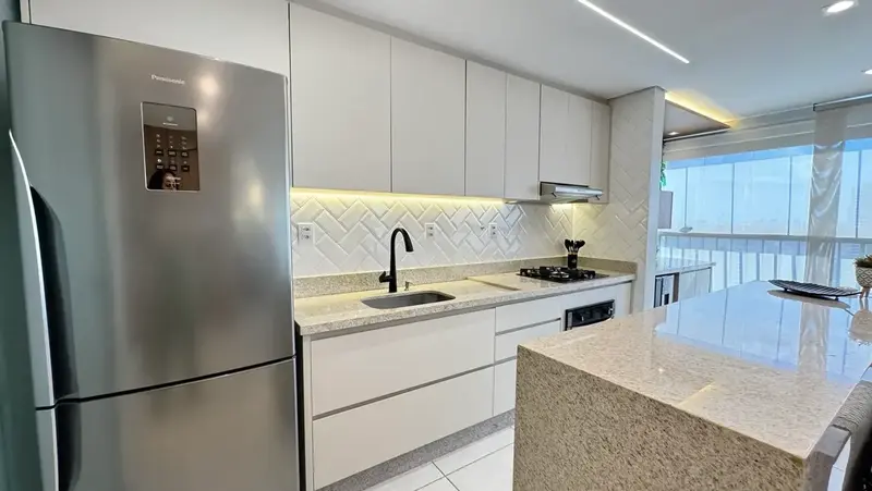 Cozinha com armários planejados do apartamento no Solar Amazônia, Goiânia
