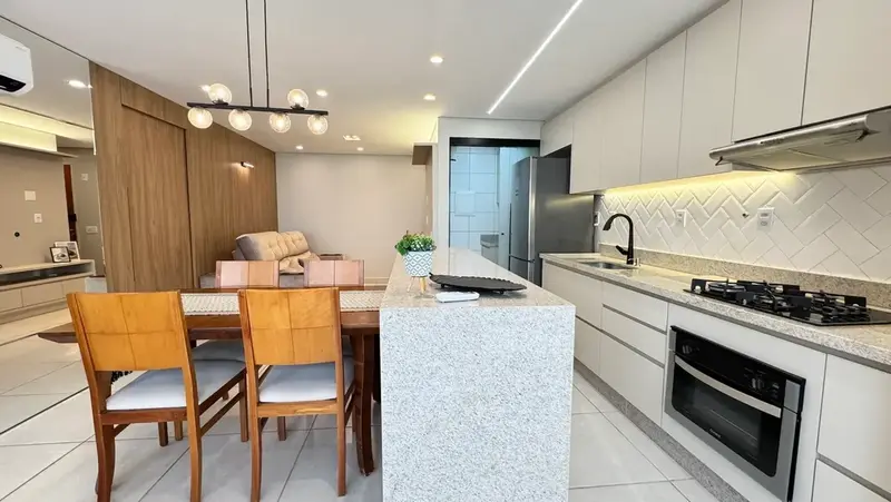 Cozinha com fogão e mesa do apartamento no Solar Amazônia, Goiânia