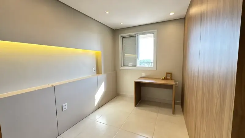 Quarto com bancada de trabalho no Solar Amazônia, Parque Amazônia em Goiânia