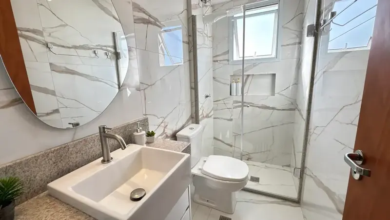 Banheiro com box blindex do apartamento no Solar Amazônia, Goiânia